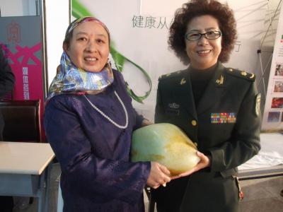 马兰花（法蒂玛）与白丽君（右）合影（2010.北京）